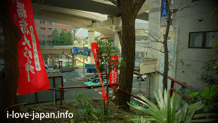 The entrance to the climbing road of "Meguro Fuji" is next to the police box!