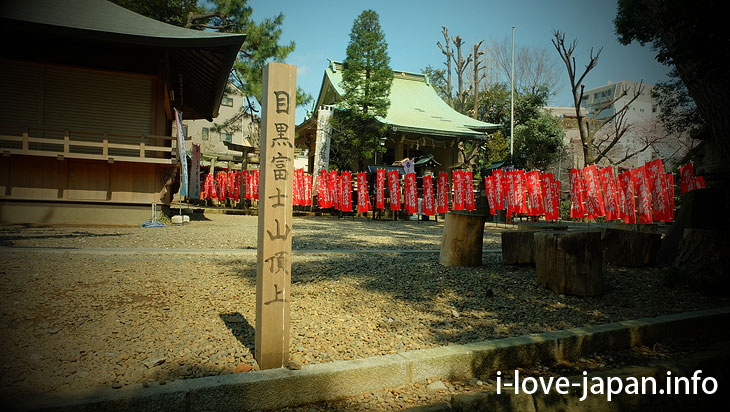 The entrance to the climbing road of "Meguro Fuji" is next to the police box!