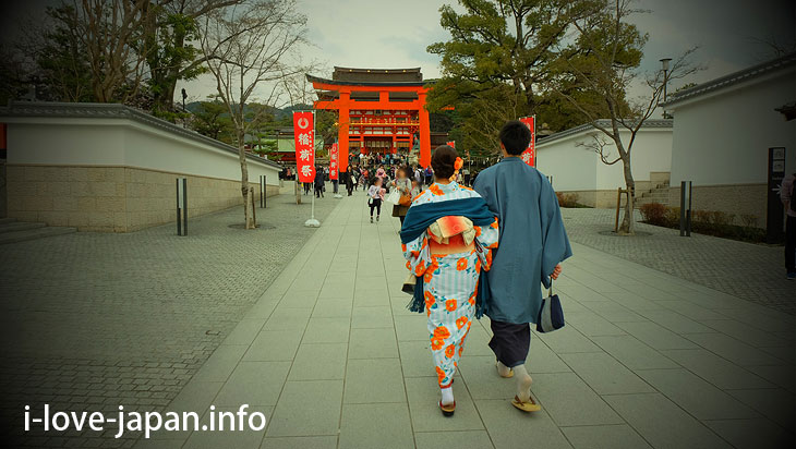Road approaching a shrine@Fushimi Inari Taisha(Shrine)