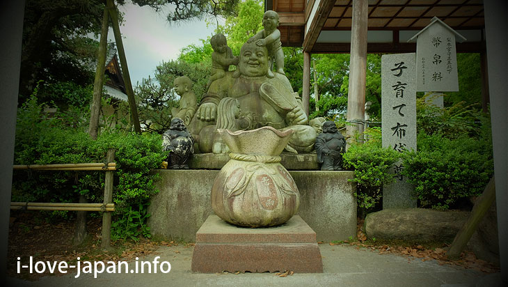 There was a lot of Gods in "Tamura Shrine" between Takamatsu Airport and Takamatsu station(Kagawa)