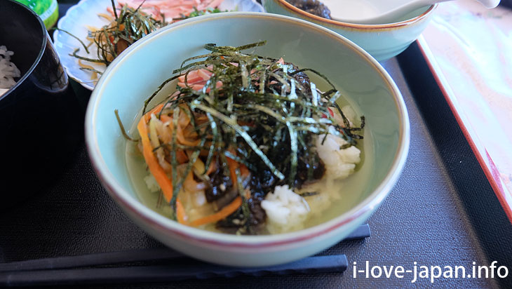 I ate "boiled rice in cold soup with Mozuku(seaweed)" at Misaki near Akazaki Coast