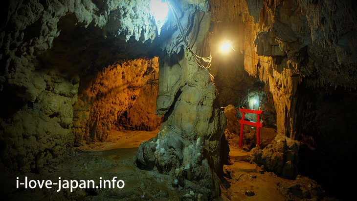 I explored Akazaki Cave in Yoron Island